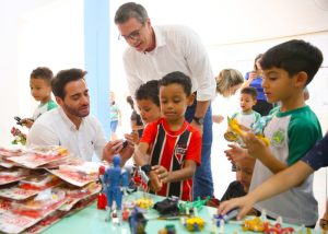 Santa Bárbara entrega tablets, brinquedos e tênis recebidos da Receita Federal