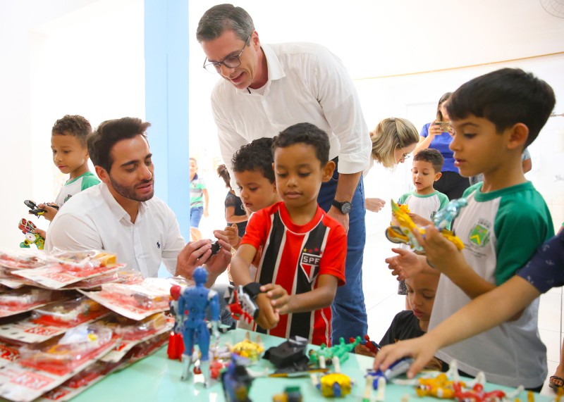Santa Bárbara entrega tablets, brinquedos e tênis recebidos da Receita Federal