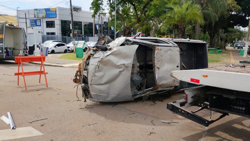 Sumaré expõe carros batidos em ação do Maio Amarelo