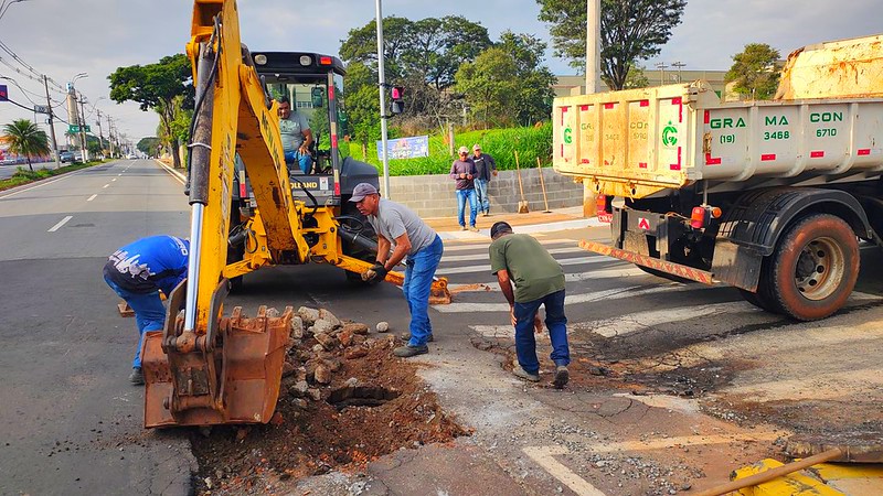 Trânsito é liberado na Av. Nossa Sra. de Fátima após reparo em galeria