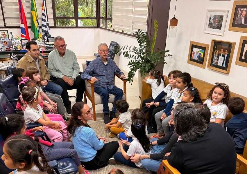 Alunos da EMEI Paturi apresentam projeto ao prefeito de Americana