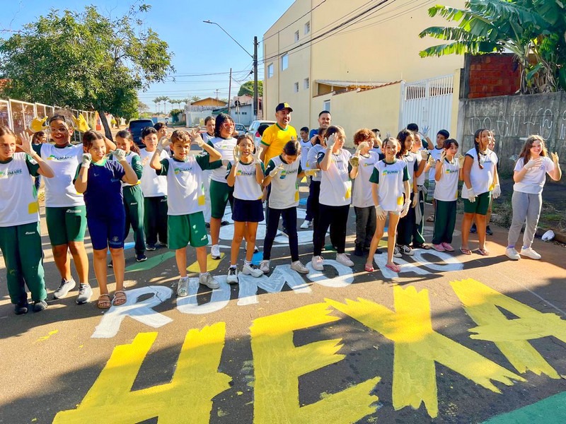 Alunos pintam ruas e levam clima da Copa às escolas de Sumaré