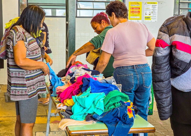 Campanha do Agasalho distribui arrecadações a famílias no Ciep Sbravatti