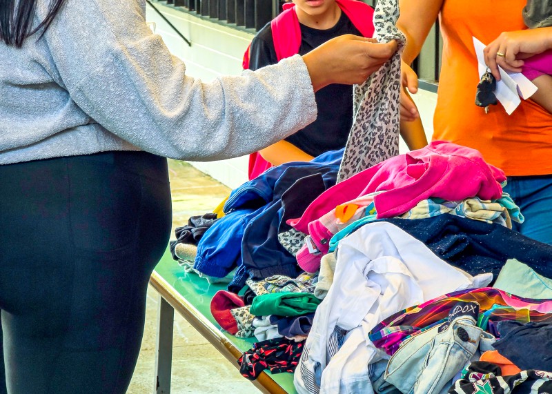 Campanha do Agasalho distribui arrecadações a famílias no Ciep Sbravatti