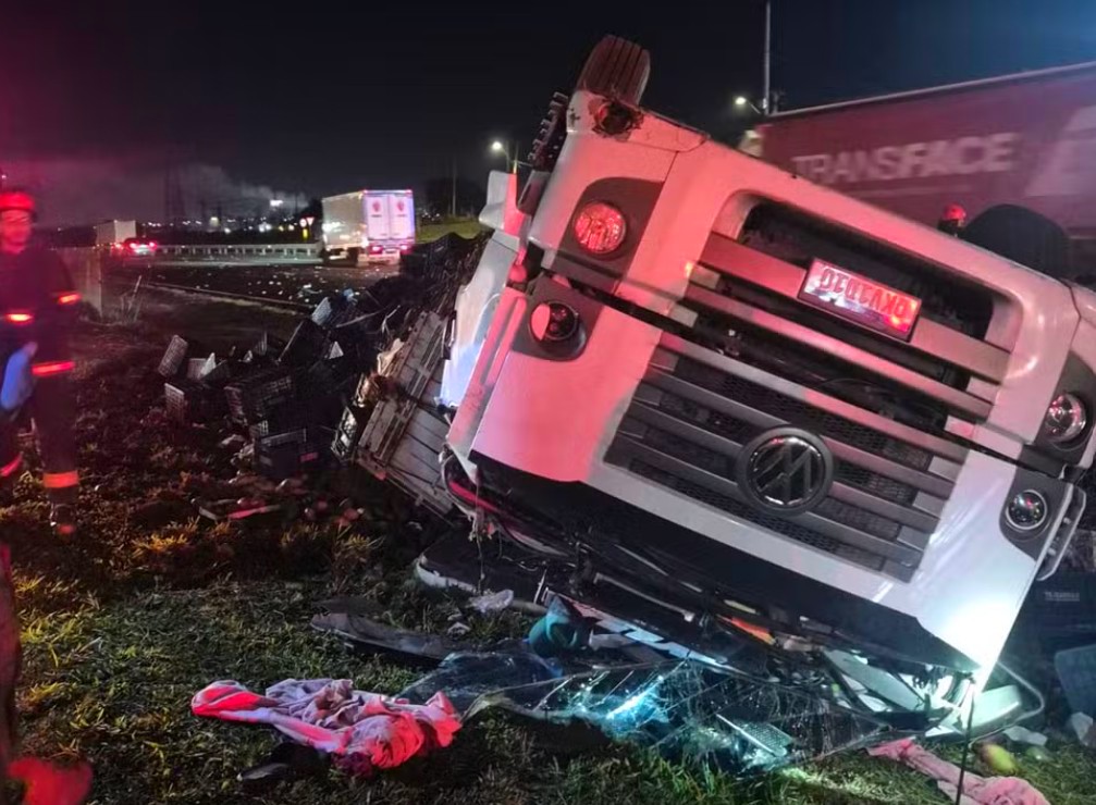 Carreta com carga de mangas capota na Anhanguera em Sumaré