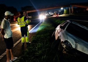 Carro cai em vala na SP-304 e mobiliza Gama em Americana