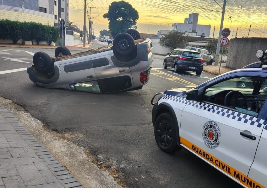 Fiat Uno capota após colisão com caminhonete em Americana