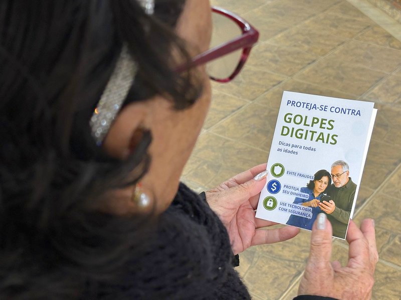 Junho Violeta alerta idosos sobre golpes digitais em Americana