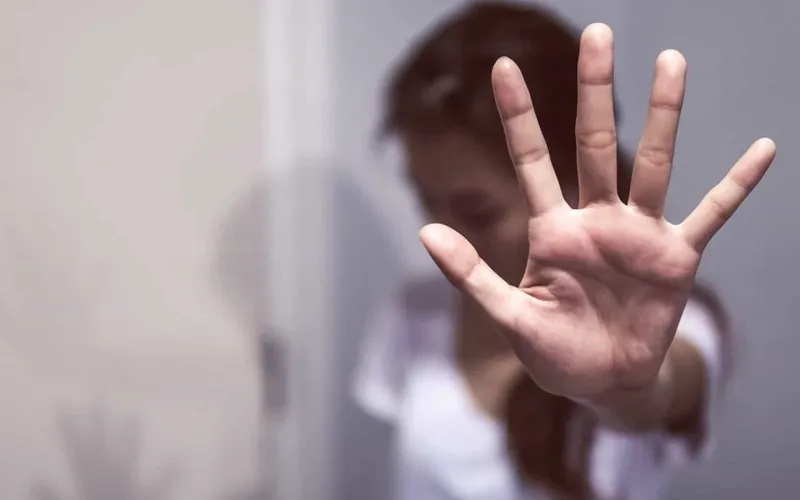 Mesmo com medida protetiva, homem invade casa e ameaça levar bebê em SBO