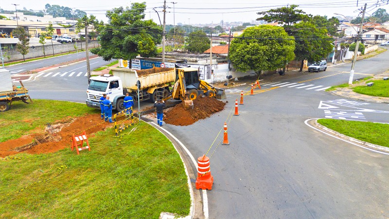 Obras de esgoto alteram trânsito na região central de Santa Bárbara