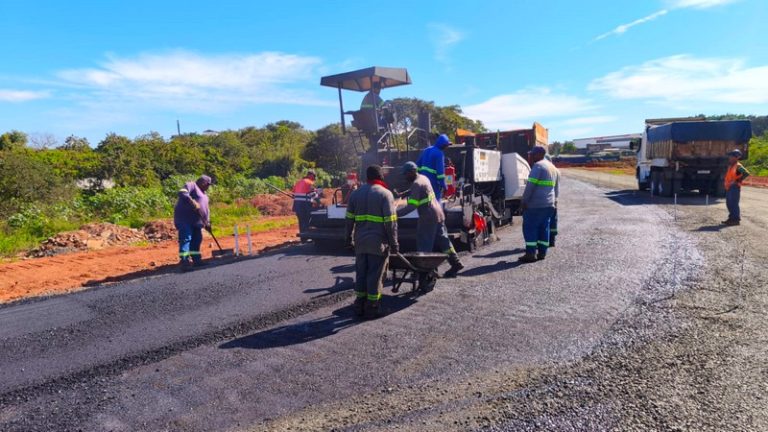 Viaduto da Mancini começa a receber asfalto em Sumaré