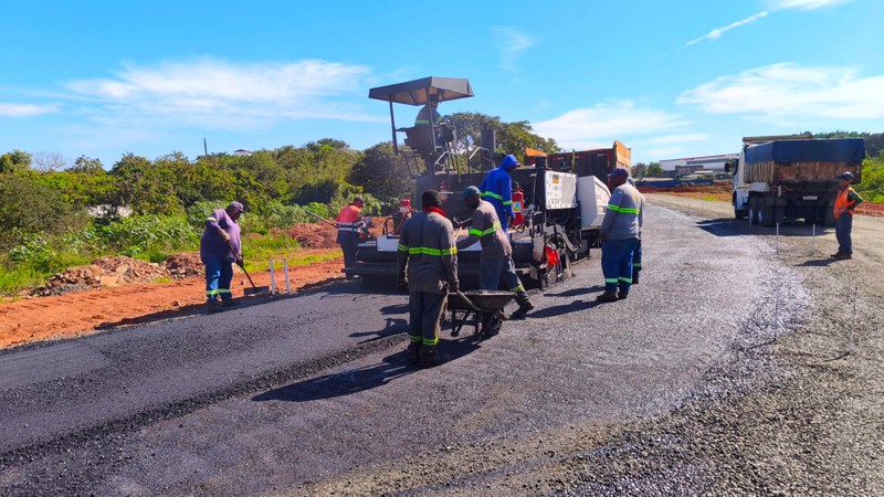Viaduto da Mancini começa a receber asfalto em Sumaré