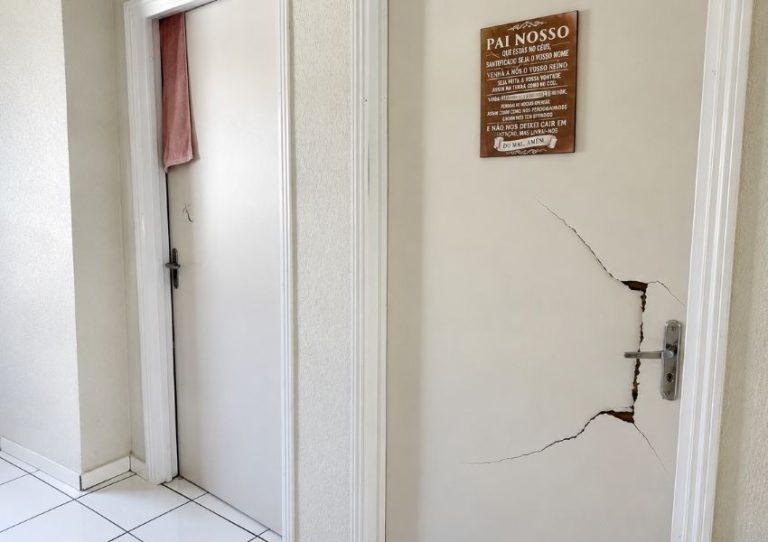 Discussão de casal termina com porta arrombada e medida protetiva em Americana