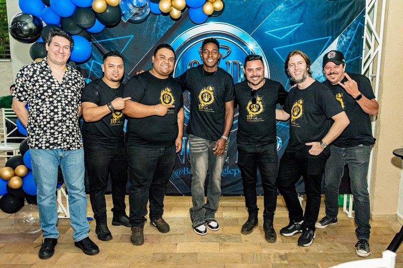 Feijoada celebra os 10 anos da Banda Single Pop com casa cheia em Santa Bárbara
