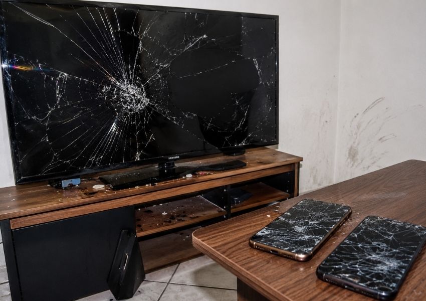 Homem agride esposa e cunhada, quebra TV e celulares e acaba preso em Americana