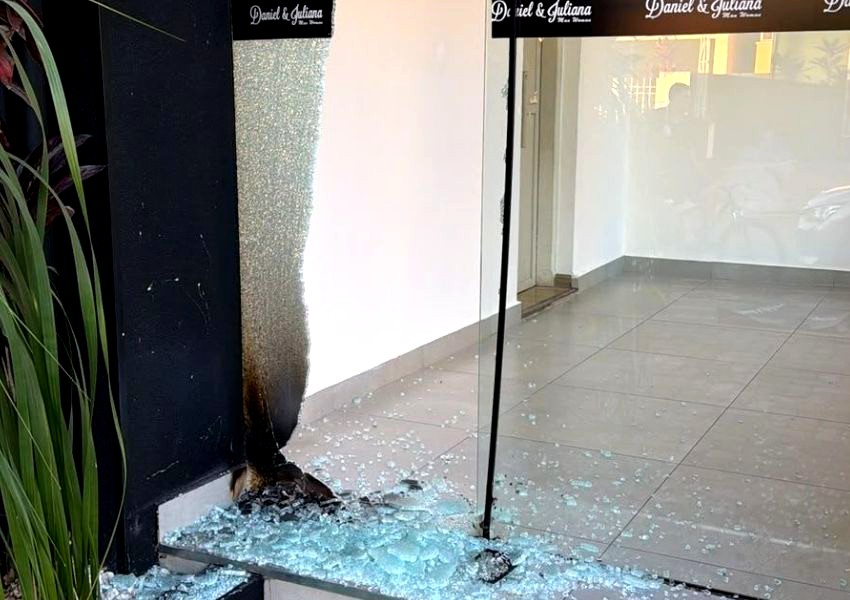 Homem incendeia porta de loja, furta manequim e acaba preso em Santa Bárbara
