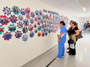 Hospital Municipal homenageia colaboradores com mural de fotos em Americana