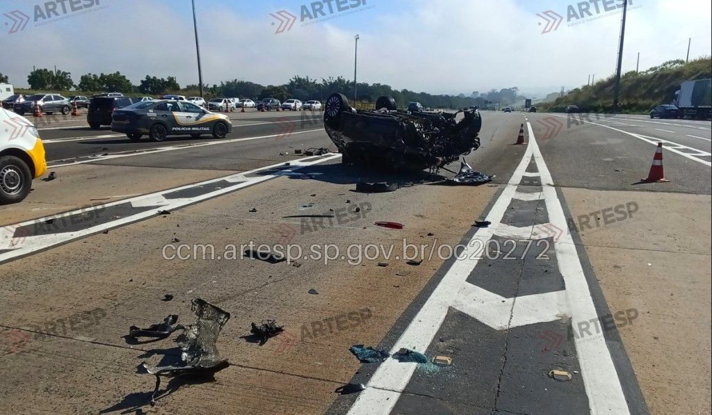 Motorista morre após destruir pedágio e provocar grave acidente na SP-340