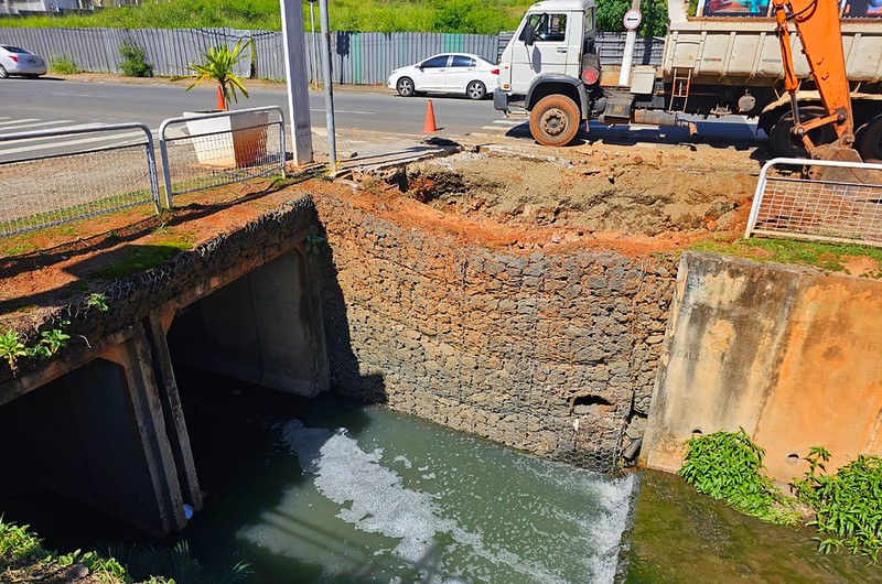 Obra em galeria pluvial interdita trecho da Avenida Brasil até a próxima semana