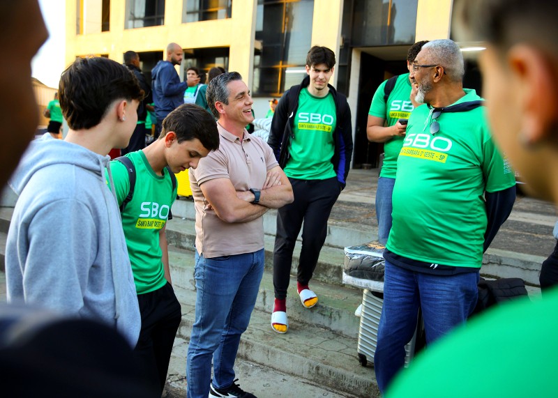 Piovezan entrega micro-ônibus e acompanha delegação barbarense aos Jogos Regionais