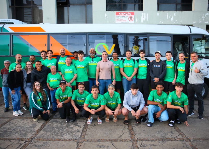 Piovezan entrega micro-ônibus e acompanha delegação barbarense aos Jogos Regionais