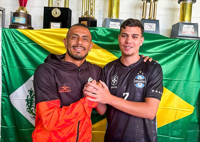 Romário, do Esmeralda, e Samuel, do Grêmio Orquídeas