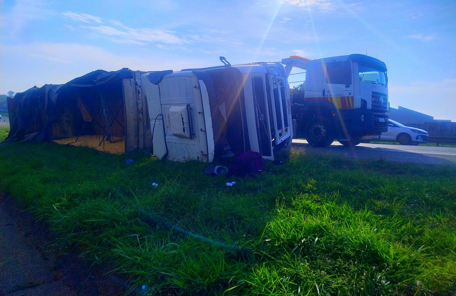 Carreta com milho tomba na Anhanguera e deixa motorista ferido