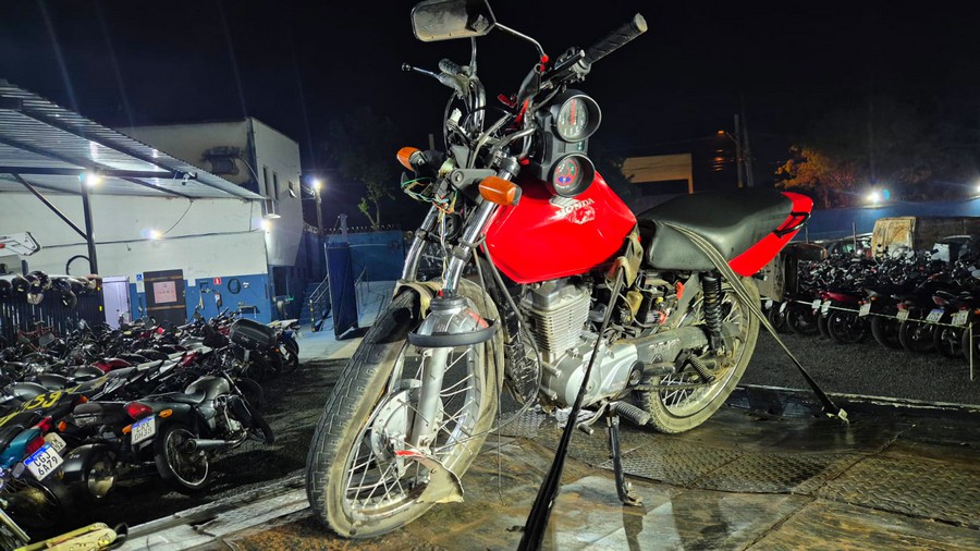 Casal fica ferido após moto bater de frente com carro na SP-135 em SBO