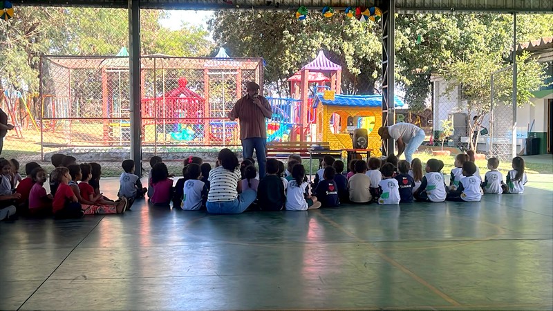 Coral leva música e desenvolvimento artístico a escolas de Sumaré