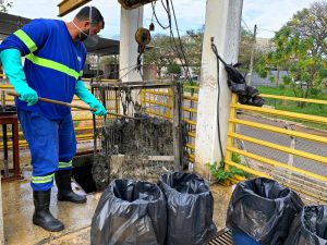 DAE de S. Bárbara retira grande quantidade de lixo de elevatória de esgoto