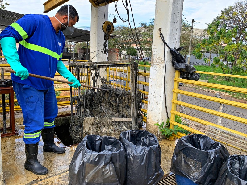 DAE de S. Bárbara retira grande quantidade de lixo de elevatória de esgoto