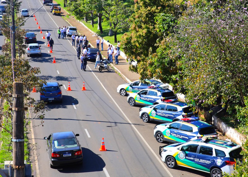 Fiscalização da GCM autua nove motoristas e recolhe dois veículos em S. Bárbara