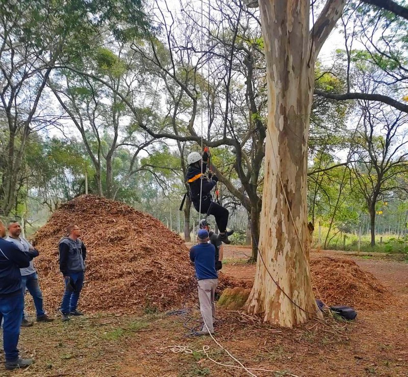 Nova Odessa capacita servidores para trabalho em altura com curso da NR35