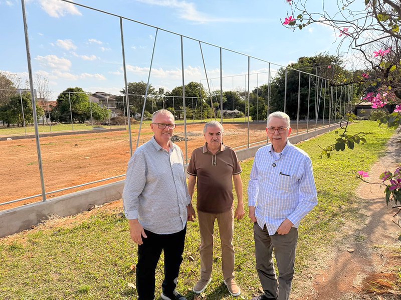 Prefeito Chico vistoria obras de novo campo society no Mário Covas