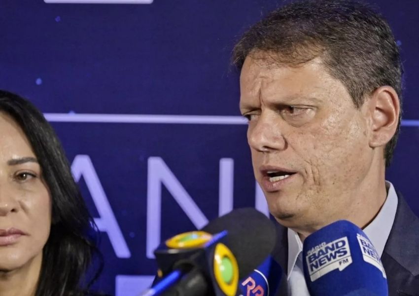 Tarcísio rebate Eduardo Bolsonaro e defende vacina contra sarampo