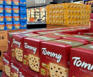 À espera do Natal, panetones já dominam gôndolas principais nos supermercados 1 panetone-supermercado-entrenews