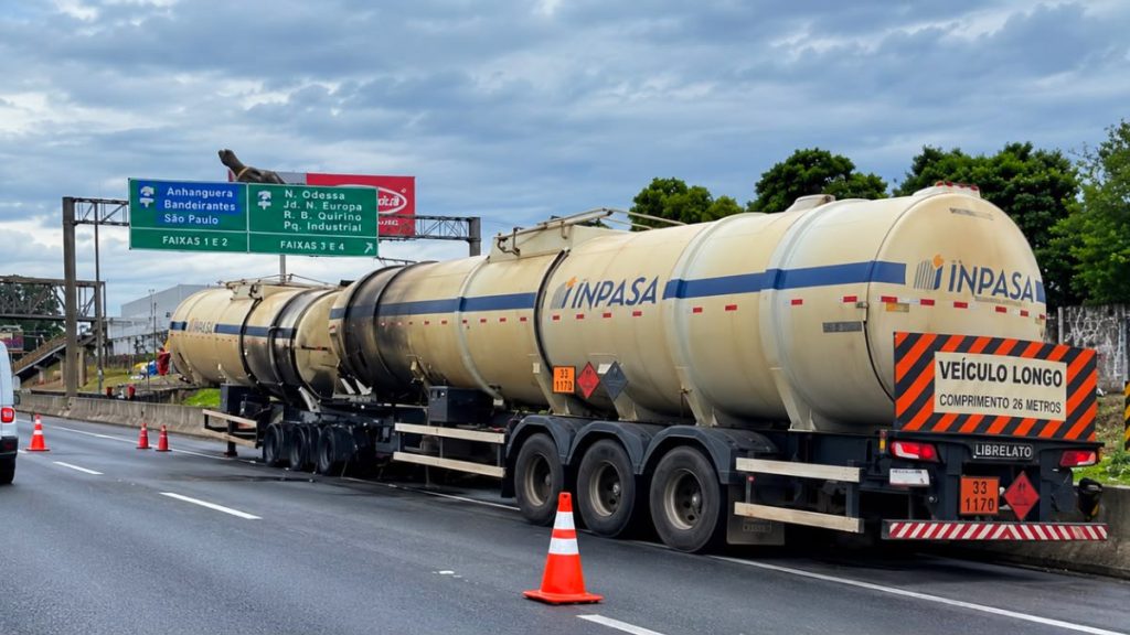 Caminhão com etanol pega fogo na Anhanguera e causa congestionamento em Sumaré