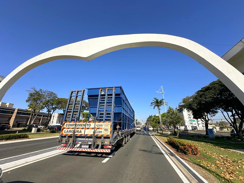 Chegada de decantadores interdita Avenida Lírio Corrêa em Americana