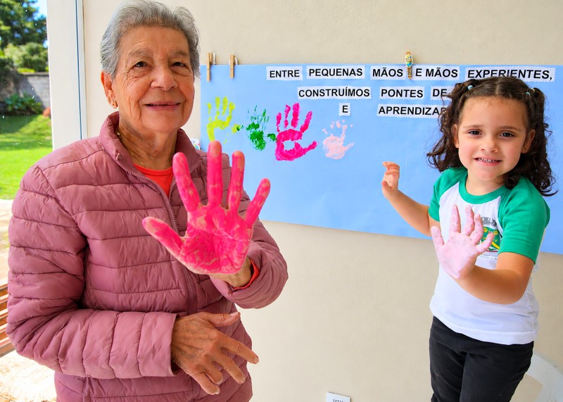 Crianças e idosos se encontram em projeto que une gerações em Santa Bárbara
