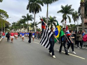 Desfile de 7 de Setembro em Americana leva 5 mil pessoas à Avenida Brasil