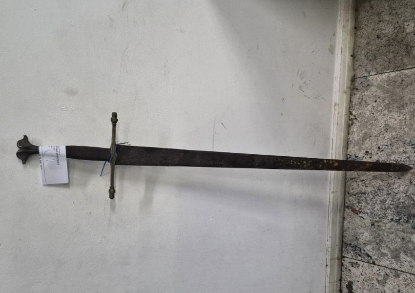 Homem é preso após ameaçar companheira com espada em Americana