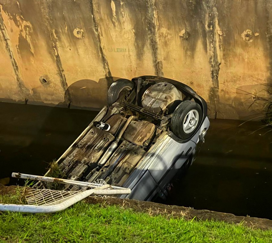 Jovem fica ferido após carro cair em córrego em Americana