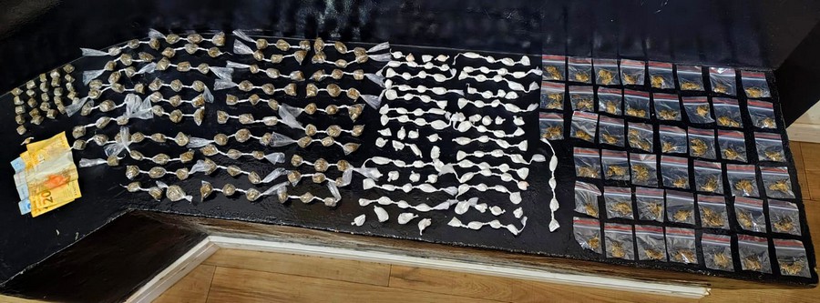 Mulher é presa com 300 porções de drogas em Santa Bárbara