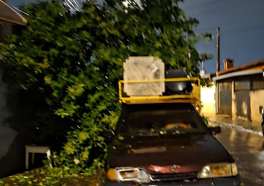 Temporal destelha casa inteira em Americana e chuva ainda preocupa