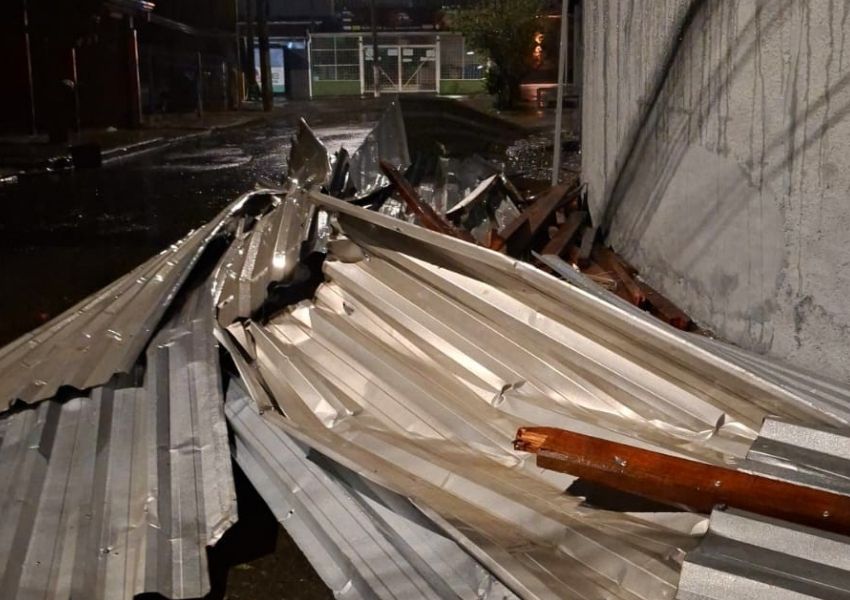 Temporal destelha casa inteira em Americana e chuva ainda preocupa