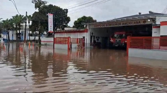 corpo-bombeiros-americana-inundado
