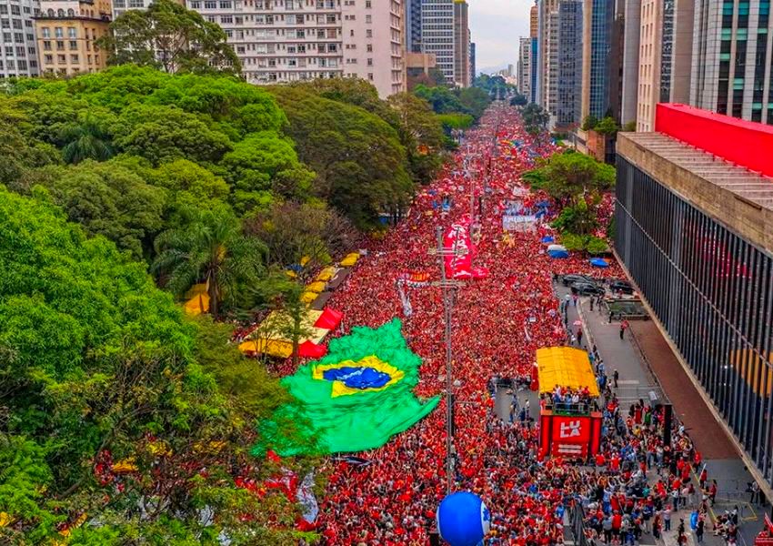 Ato por reeleição de Lula reúne milhares na Avenida Paulista