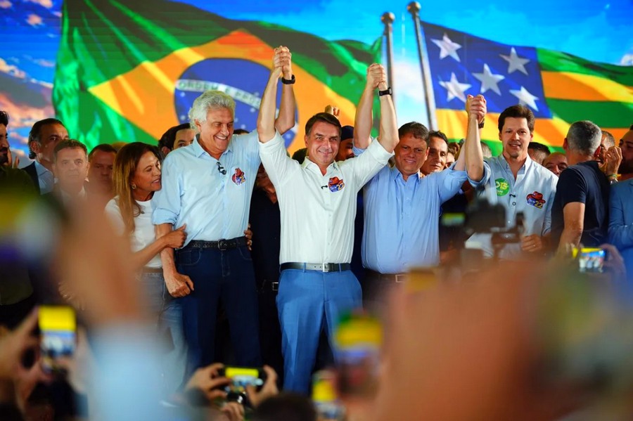 Flávio Bolsonaro defende mudanças na Constituição após apoio de partidos