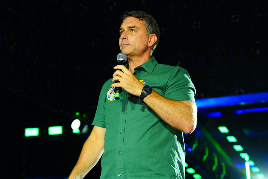 Flávio agradece Trump e Milei por apoio para fugir do Brasil