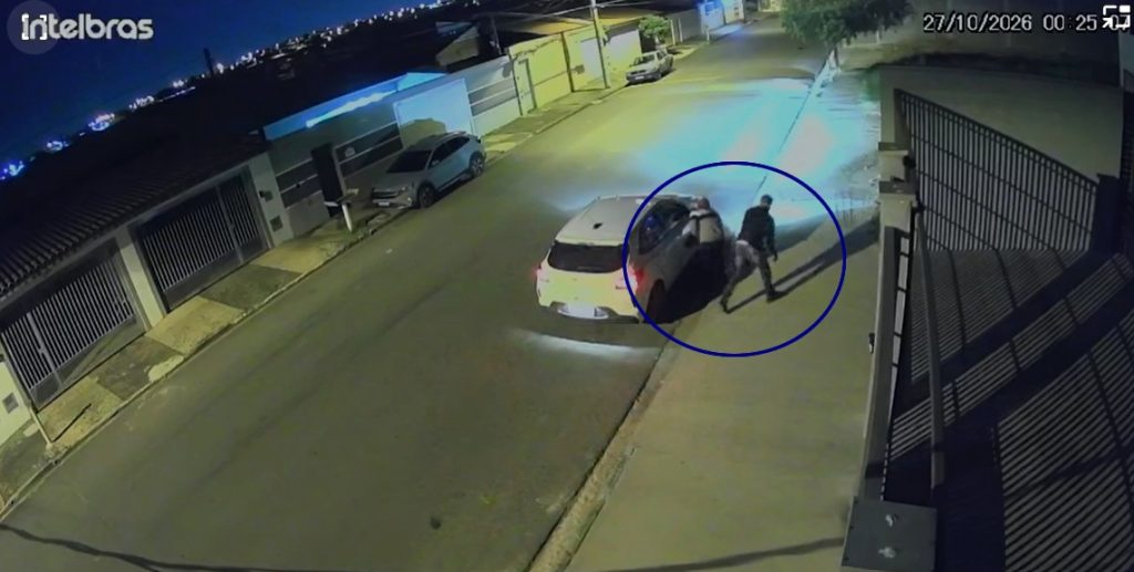 Homem é roubado por criminosos armados na porta de casa em Santa Bárbara